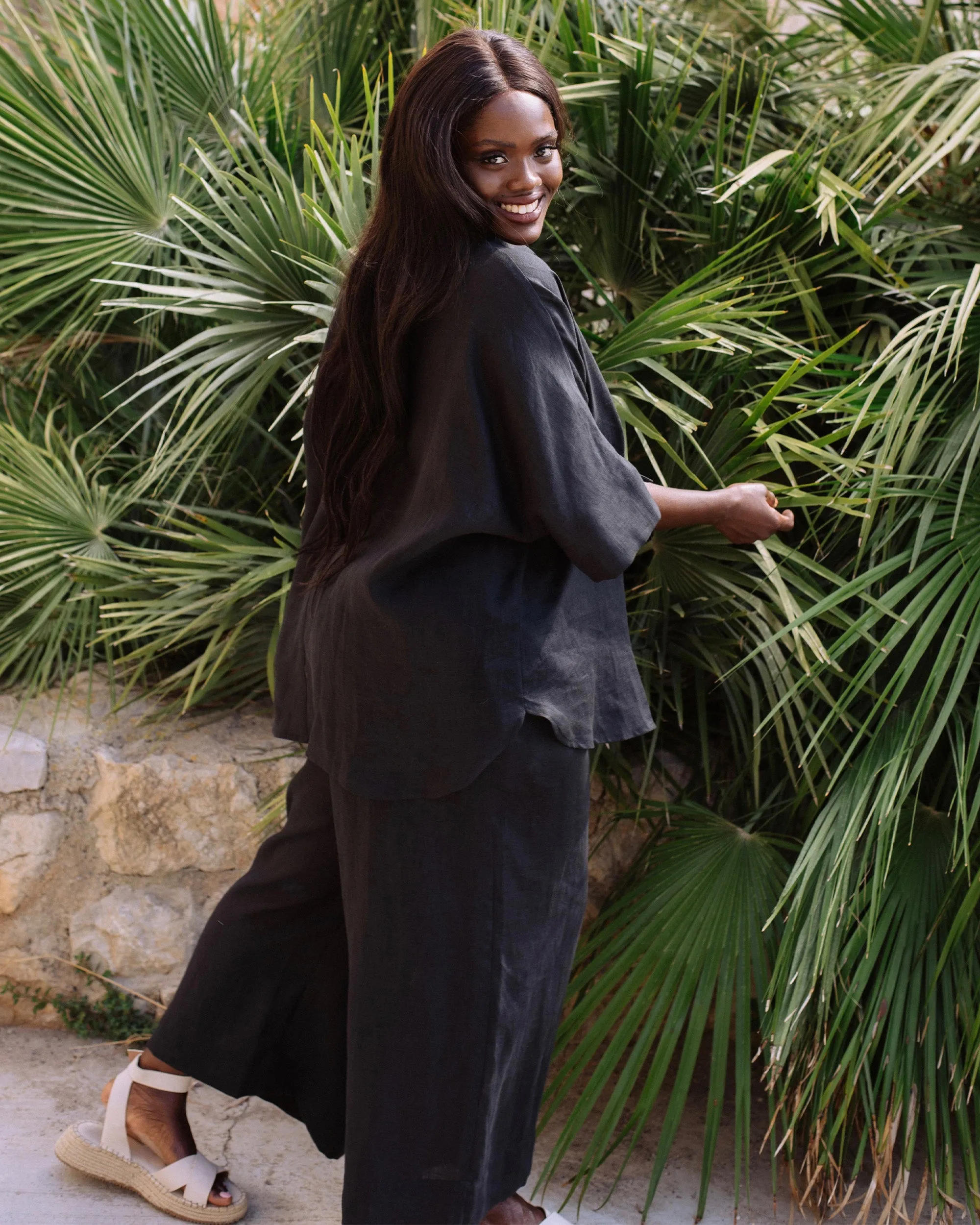 Short-sleeved linen top CABRERA in Black