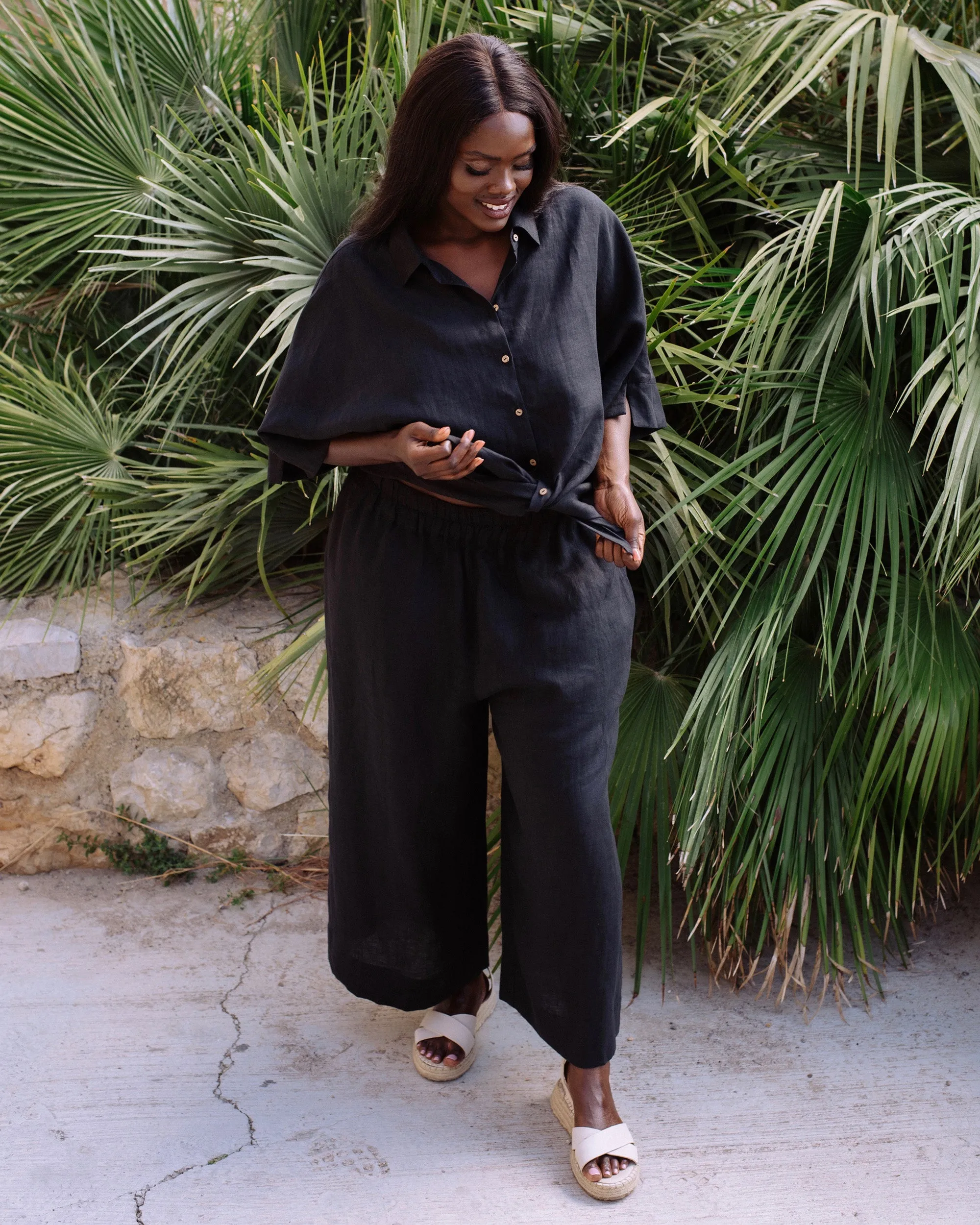 Short-sleeved linen top CABRERA in Black
